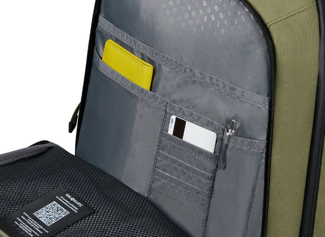 Hyvät säilytyslokerot ja -taskut tavaroille