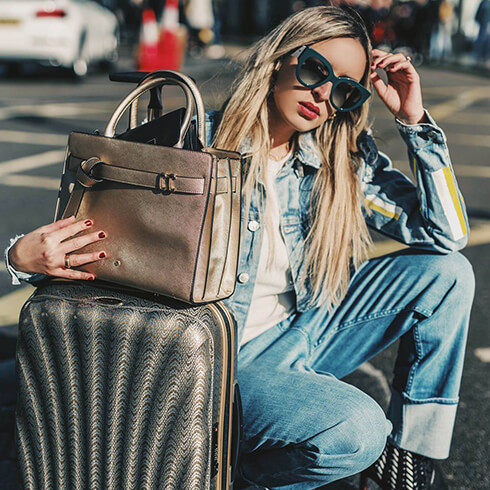 London calling! Fashion influencer @camilacarril ready to take on the #LFW with our Cosmolite 10 years Gold Silver suitcase. #SamsonitexLondon