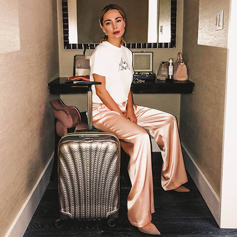 mysamsonite In a New York state of mind with @johannaeolsson and our 10 years Cosmolite Gold Silver suitcase. #NFW #SamsonitexNewYork